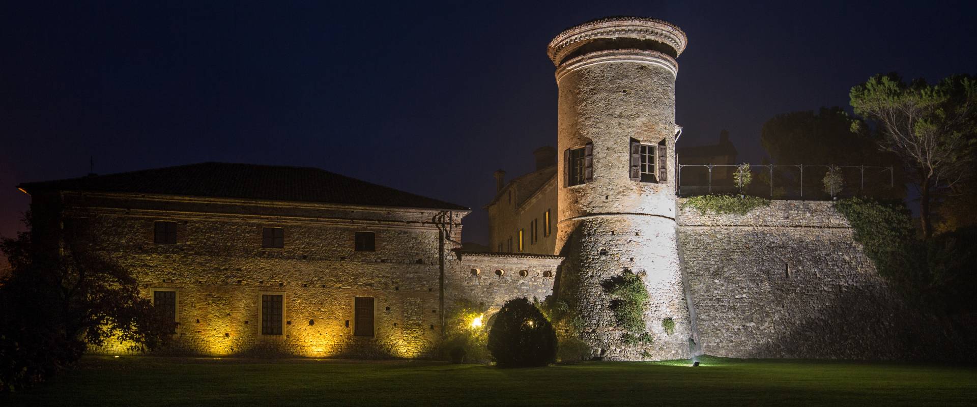 Castello di Scipione dei Marchesi Pallavicino - La facciata dal giardino in notturna foto di Foto Bocelli - Castello di Scipione